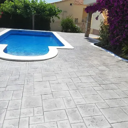 Villa Seaside Villa: Beachfront Retreat With Pool And Sea Views *