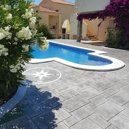 Villa Seaside Villa: Beachfront Retreat With Pool And Sea Views *